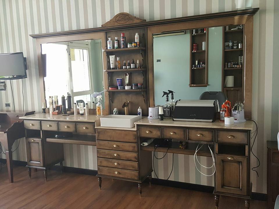 parete attrezzata per salone parrucchiere