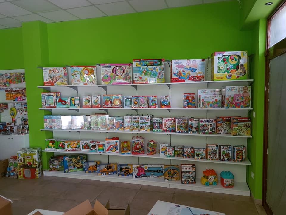 ripiani in legno per negozio di giocattoli
