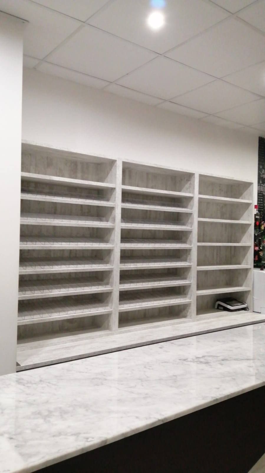 scaffali per negozio di abbigliamento