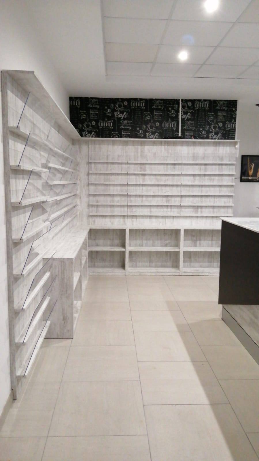 ampia scaffalatura per negozio