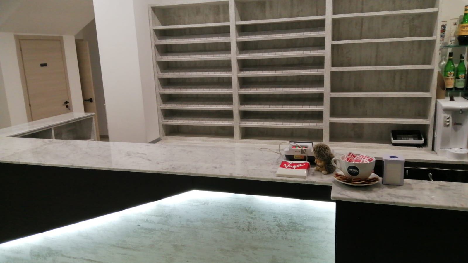 scaffalatura in legno per esposizione prodotti