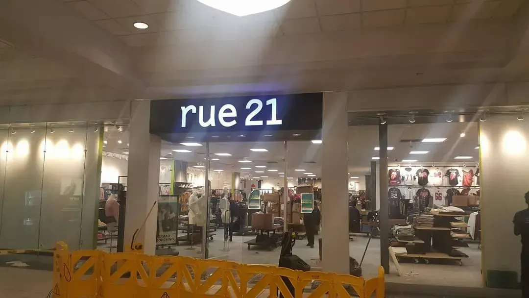 A store front with a sign that says rue 21 on it.