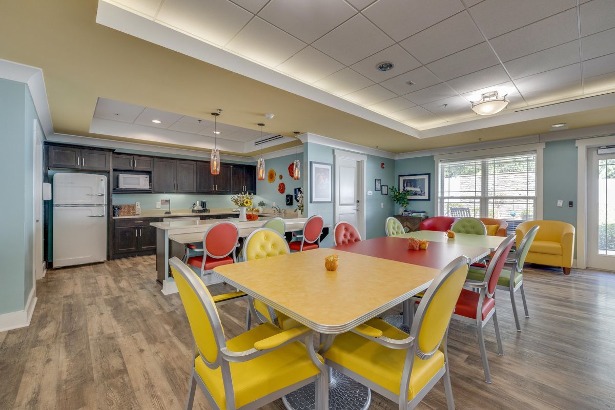 There are many tables and chairs in this room.