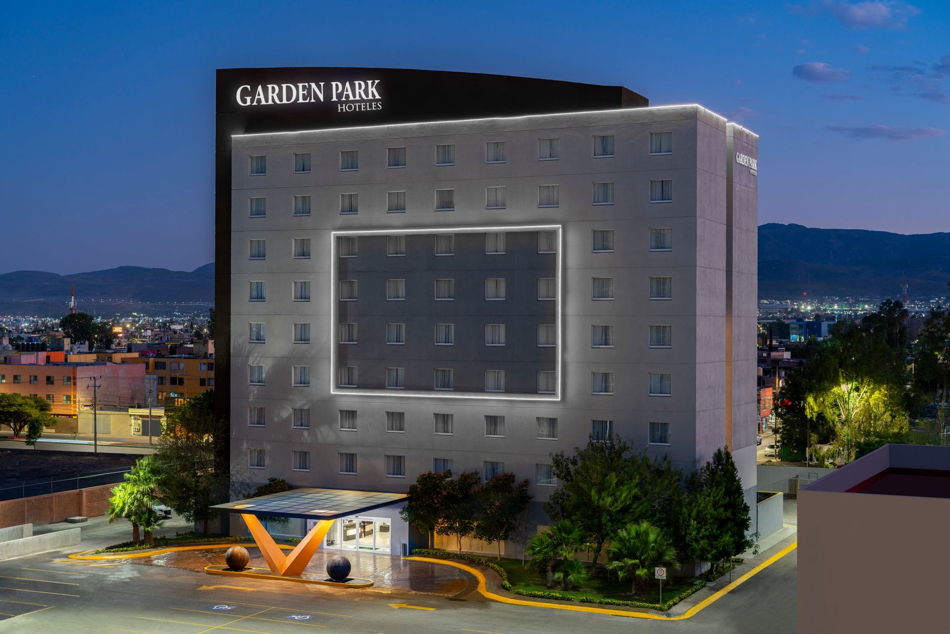 Un edificio grande con muchas ventanas está iluminado por la noche.