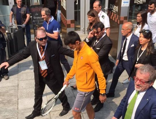 Agenzia di sicurezza privata al lavoro con servizio di bodyguard in un evento sportivo
