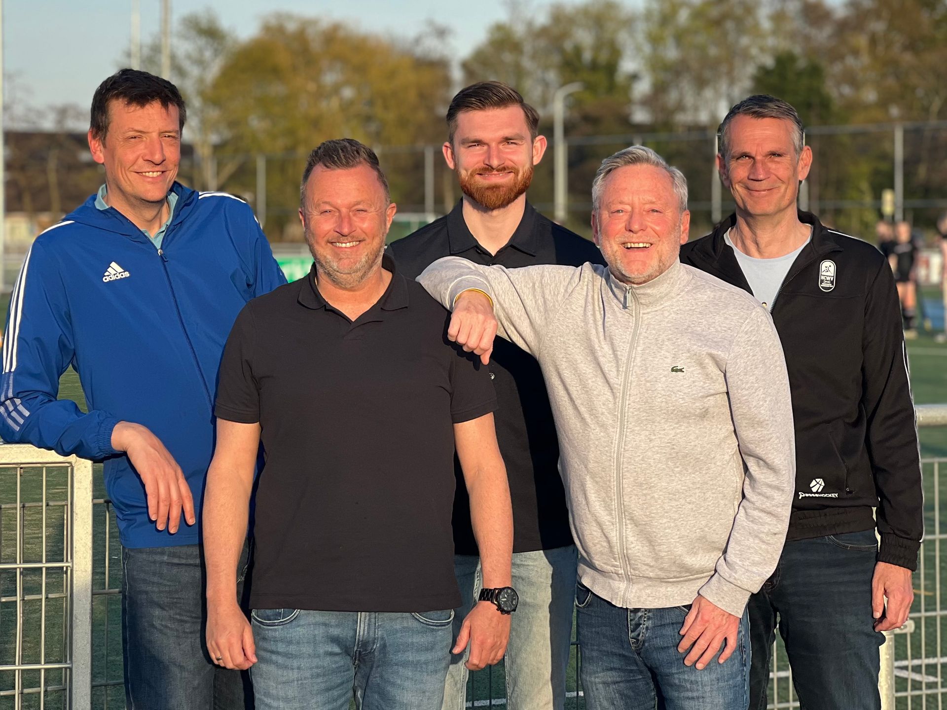 Hockey duel op een waterveld