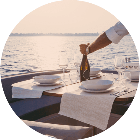 tavola apparecchiata sul mare