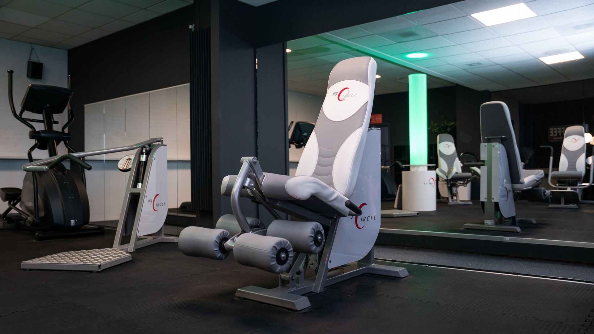 Er staat een stoel in het midden van een gymzaal.