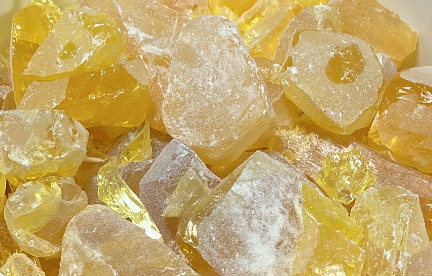 Close-up van het extract van wierookhars (Boswellia), de natuurlijke bron van boswellia-zuren.