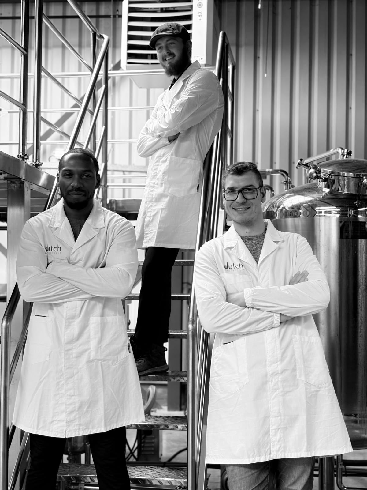 Teamfoto van Dutch Essentials BV in de high-tech fabriek voor vanille-extractie en natuurlijke aroma