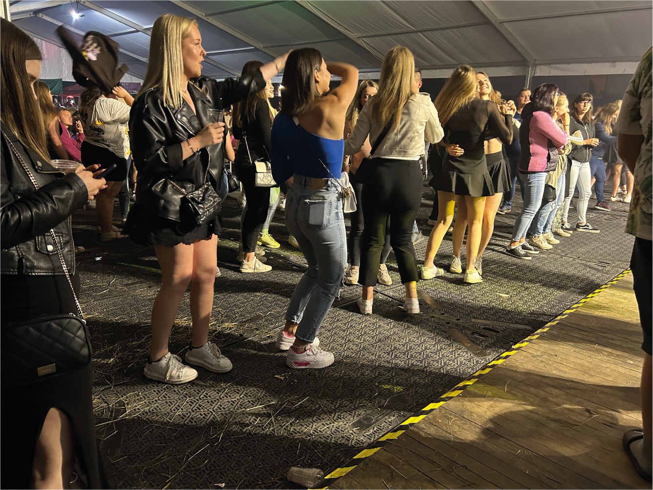 Un puente con vías de tren cubiertas con Isotrack