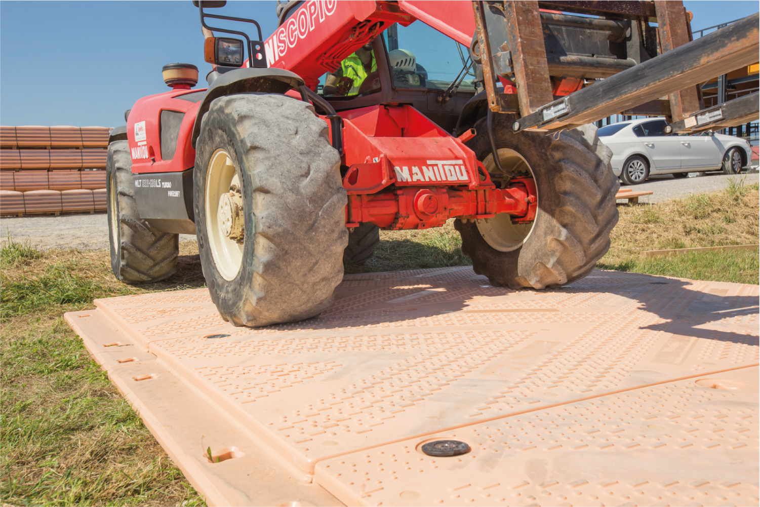 Un tractor rojo está sentado encima de una plataforma de Isotrack.