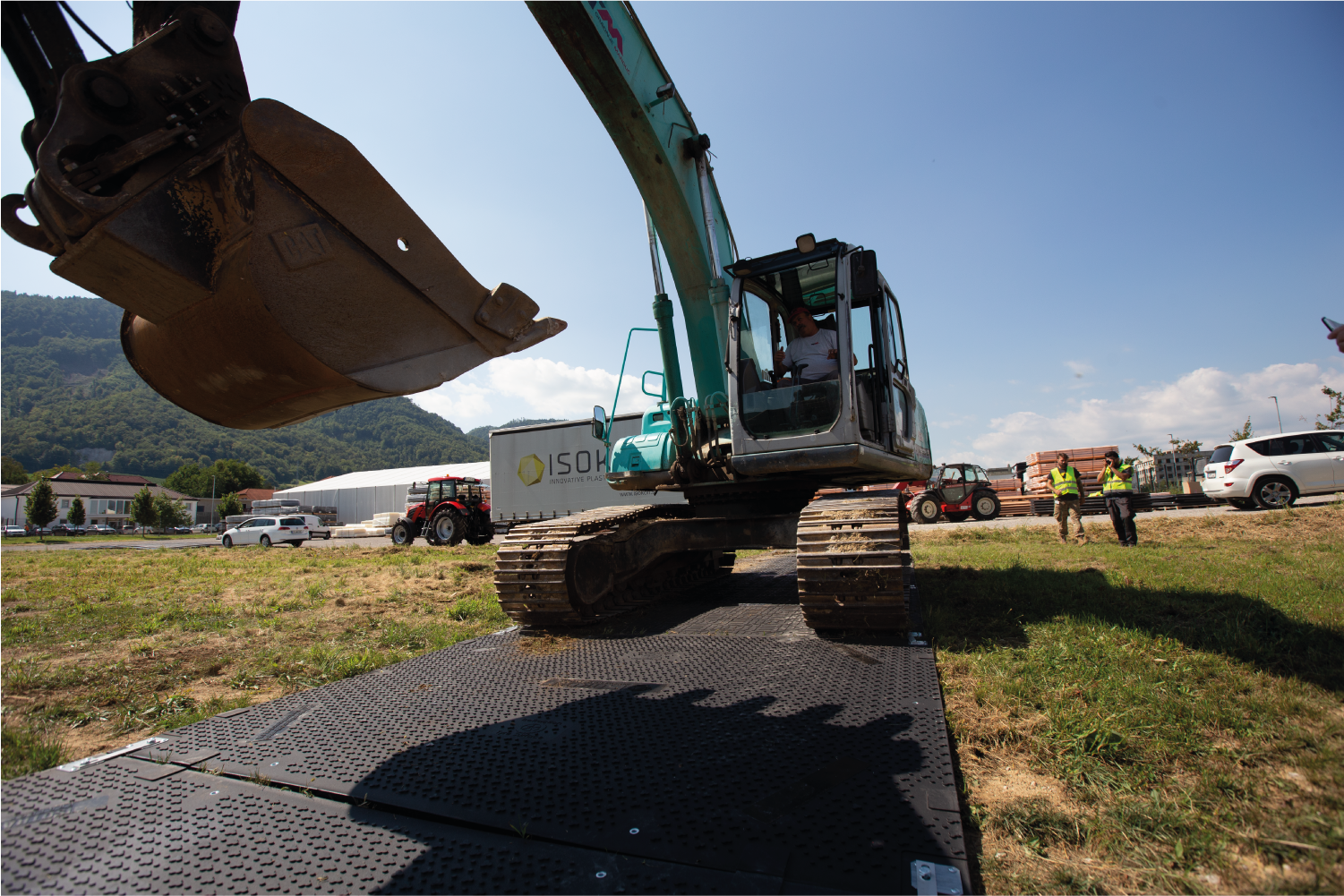 Un hombre conduce una excavadora grande en Isotrack.