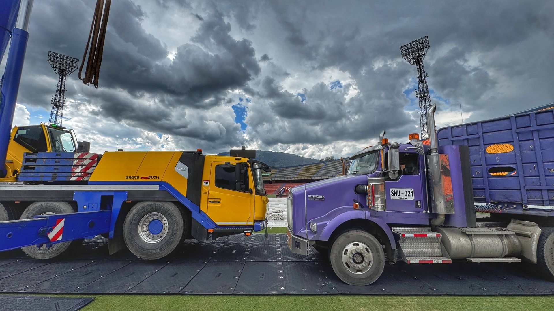 Un camión amarillo circula sobre Isotrack