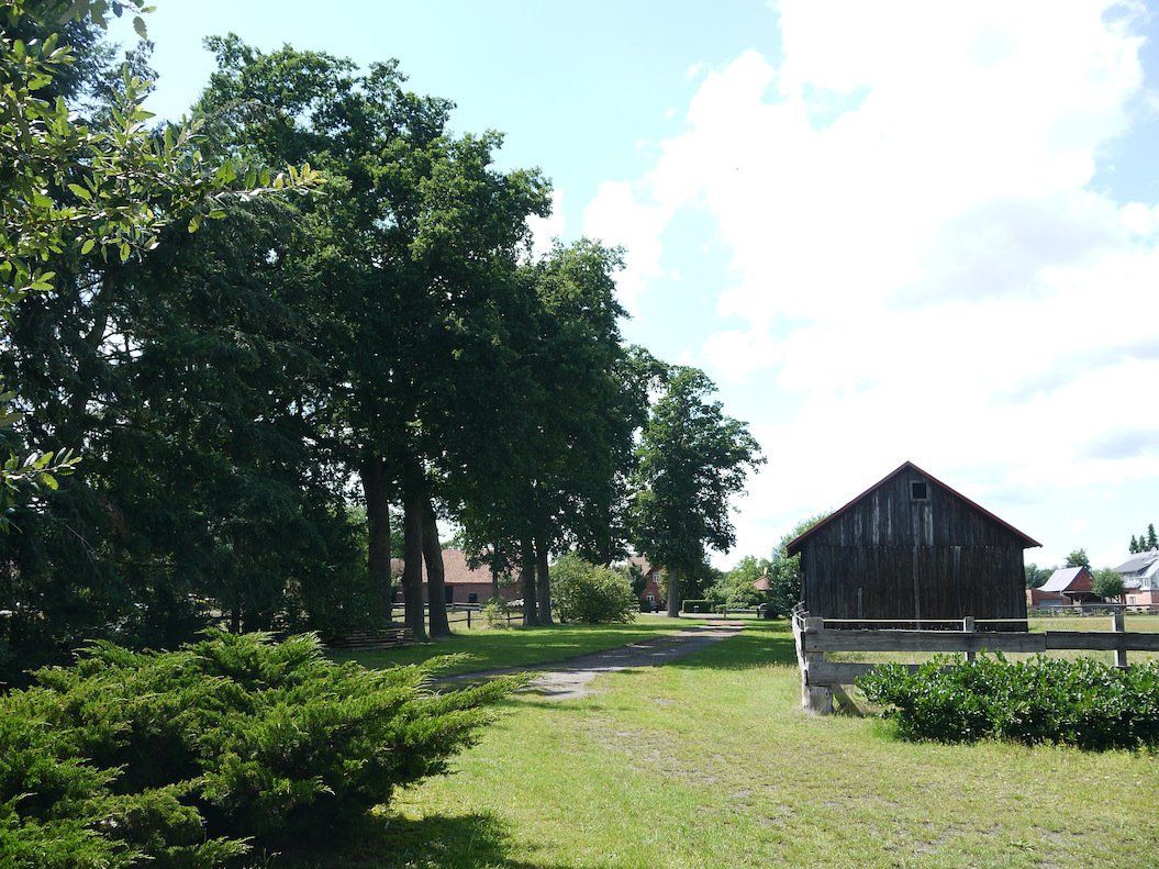 Grünflächen und Hof rund um re~barn in Essel