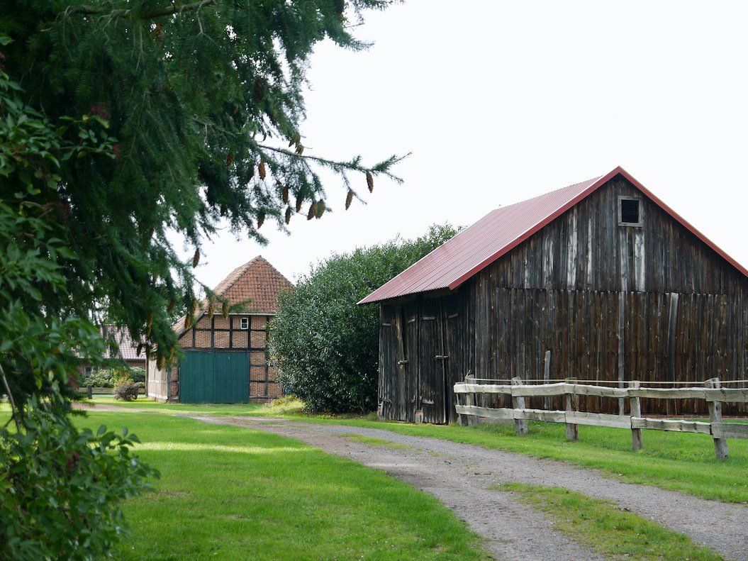 Der Hof rund um re~barn in Essel