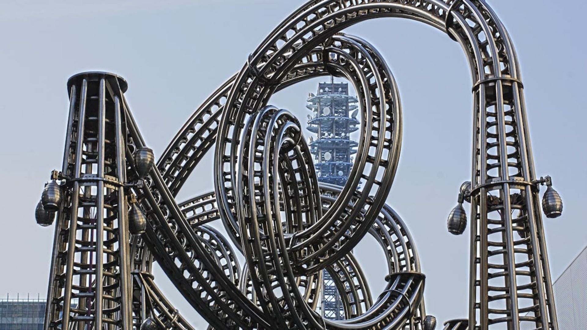 Una intrincada escultura industrial metálica, con estructuras esqueléticas entrelazadas