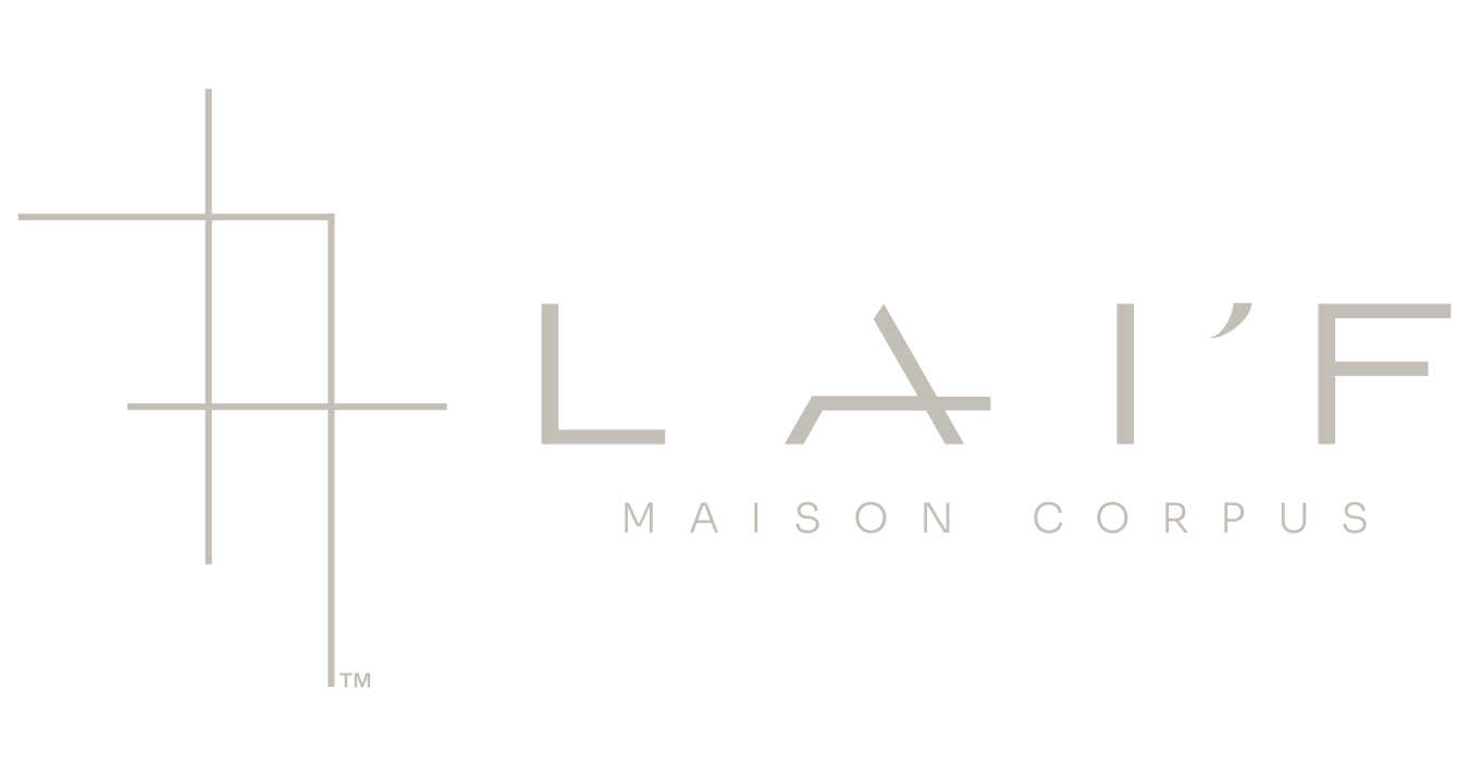 Um logotipo branco para uma empresa chamada maison corpus.