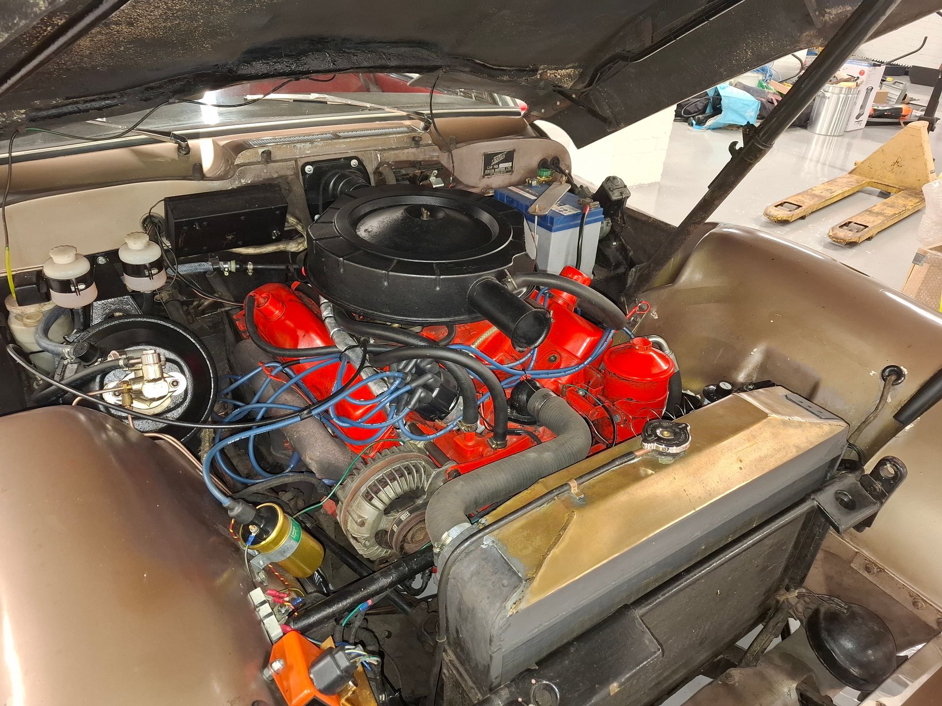 Jensen CV8 MK3 engine bay - Tuning by AG Classic Car Tuning