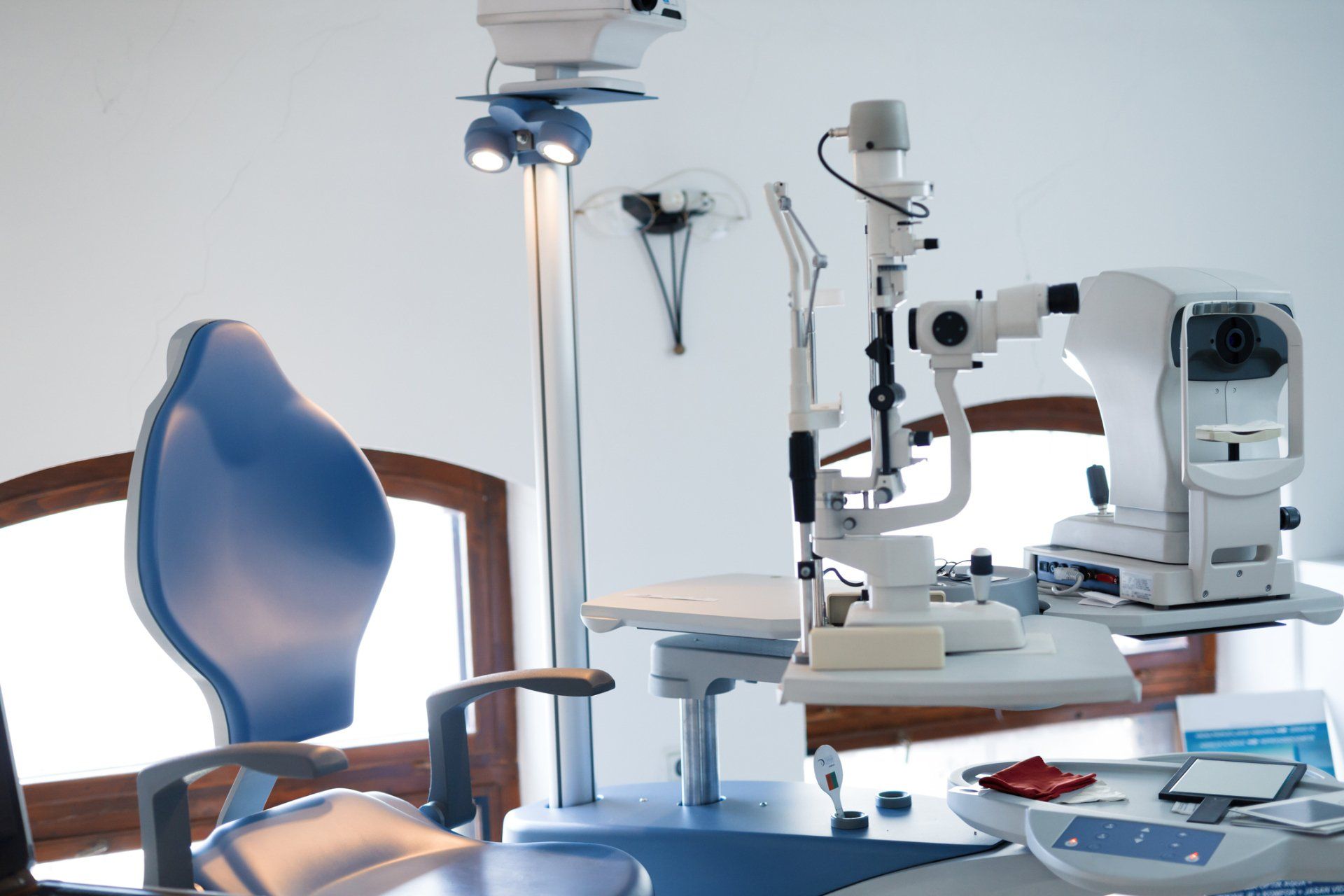 Medical equipment of ophthalmologist - Gainesville, FL - Eye Associates of Gainesville