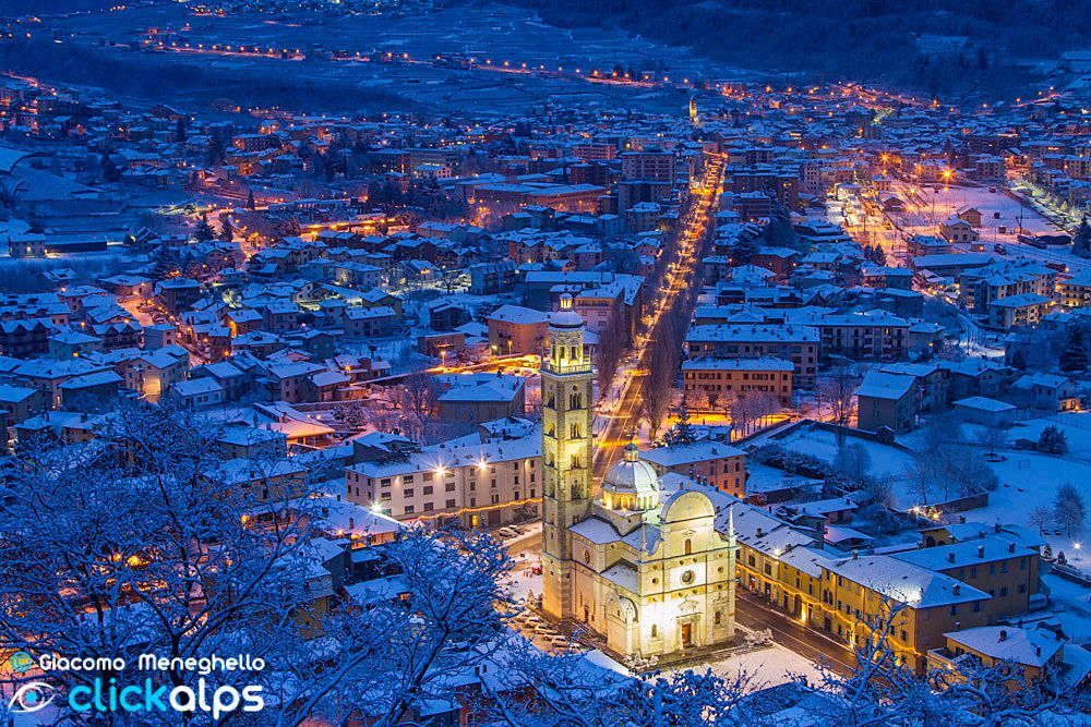 Una vista aerea di una città coperta di neve di notte