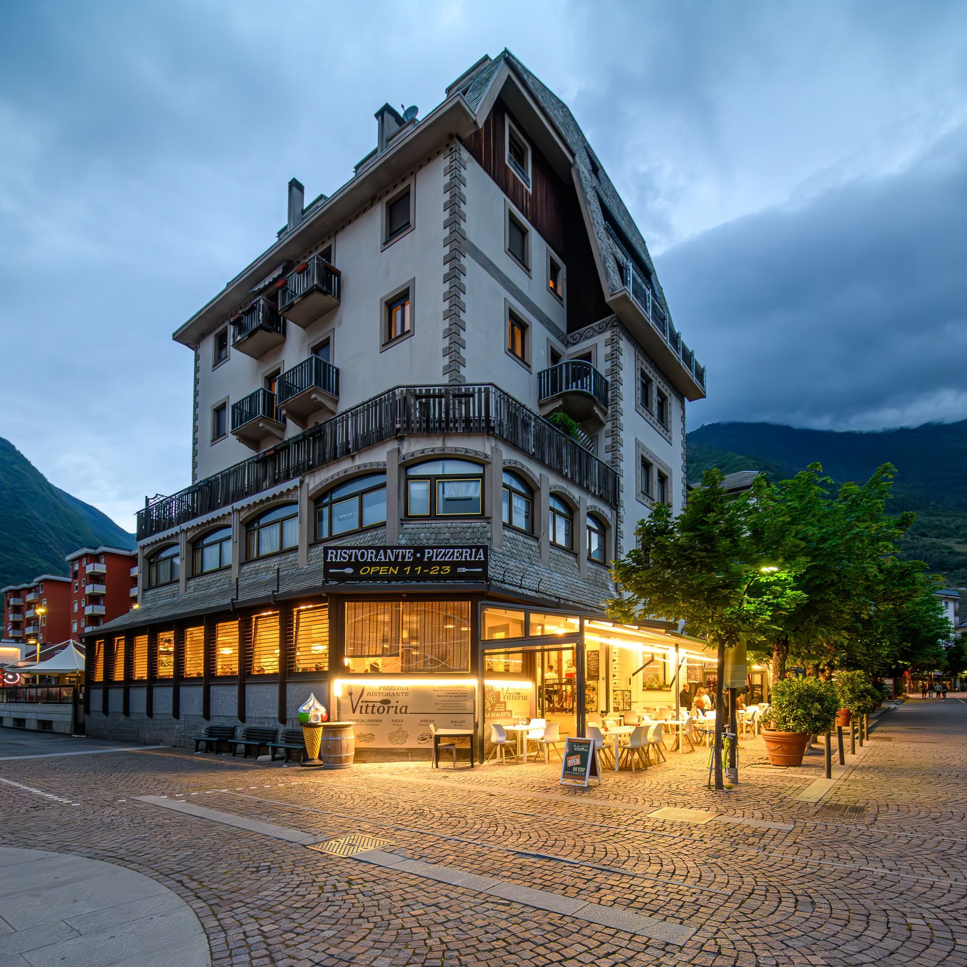 A large building with a restaurant in front of it