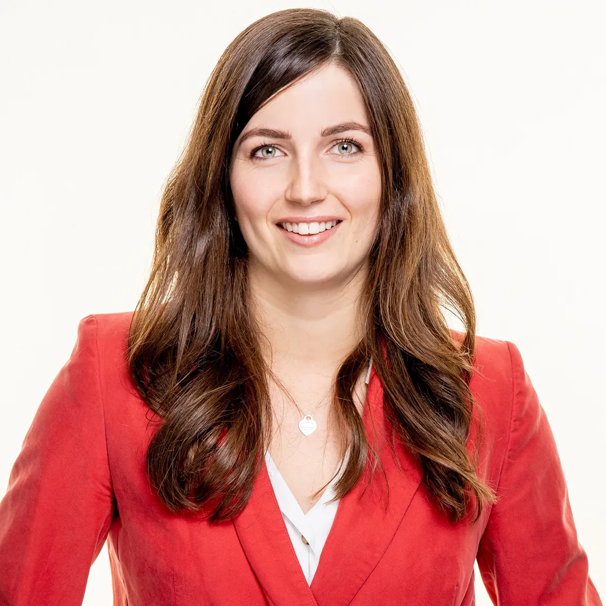 Professionell wirkende Frau wirkt sympathisch fΓΌr ihr neues Firmenportrait und ist schoen dezent geschminkt und gestylt