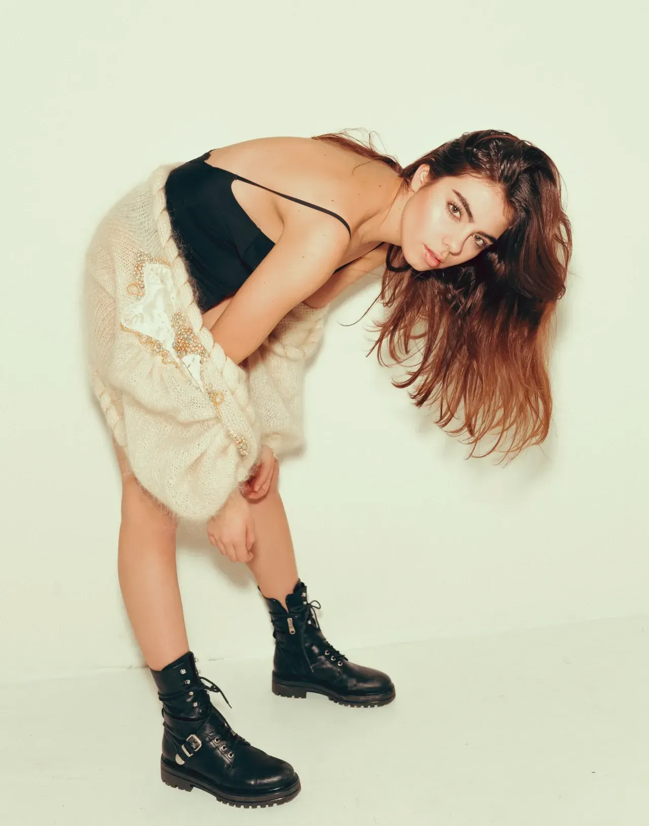 model in pose nach vorne gebeugt offene haare und dezentes typgerechtes makeup