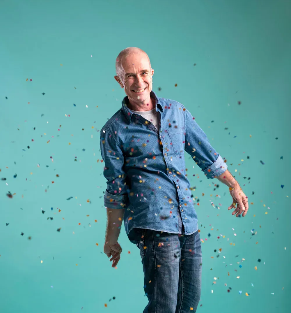 Direktor und Chef, GeschΓ€ftsleiter wirft Konfetti fΓΌr Fotoshooting, natΓΌrliches Styling