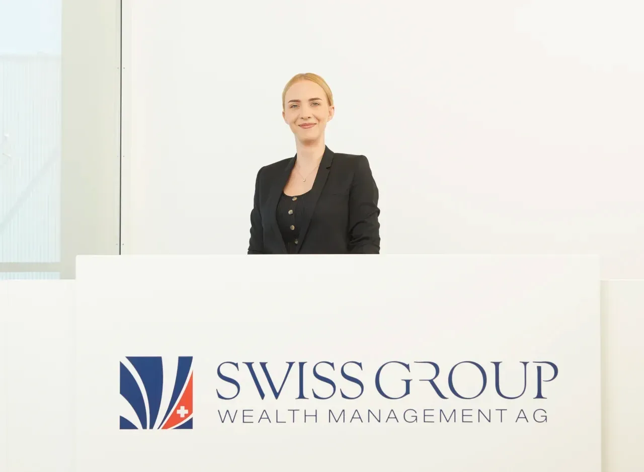 Empfangsdame blond hinter Tresen einer Beratungsfirma