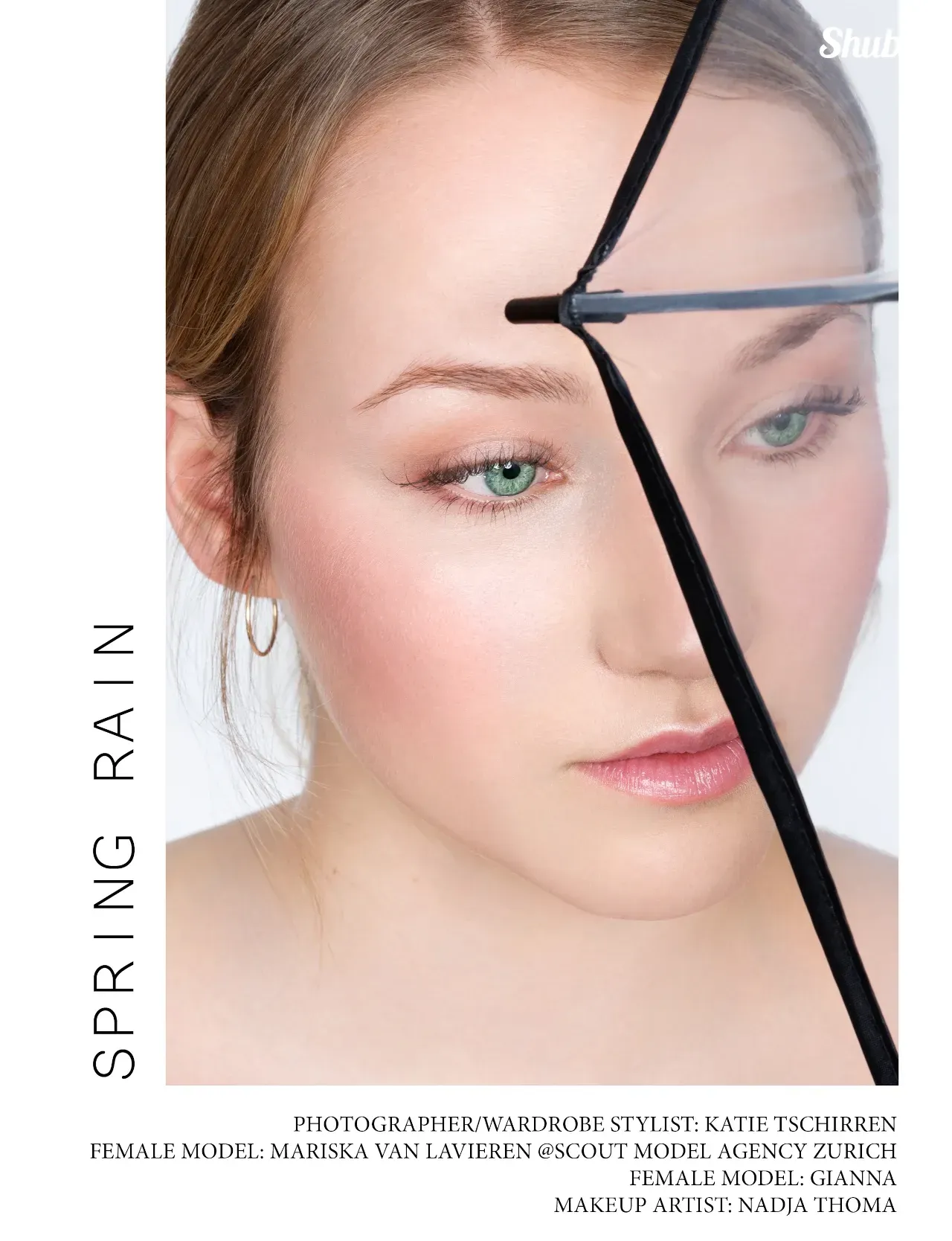 portrait mit regenschirm fuer magazin, model mit gruenen augen und dezentem makeup