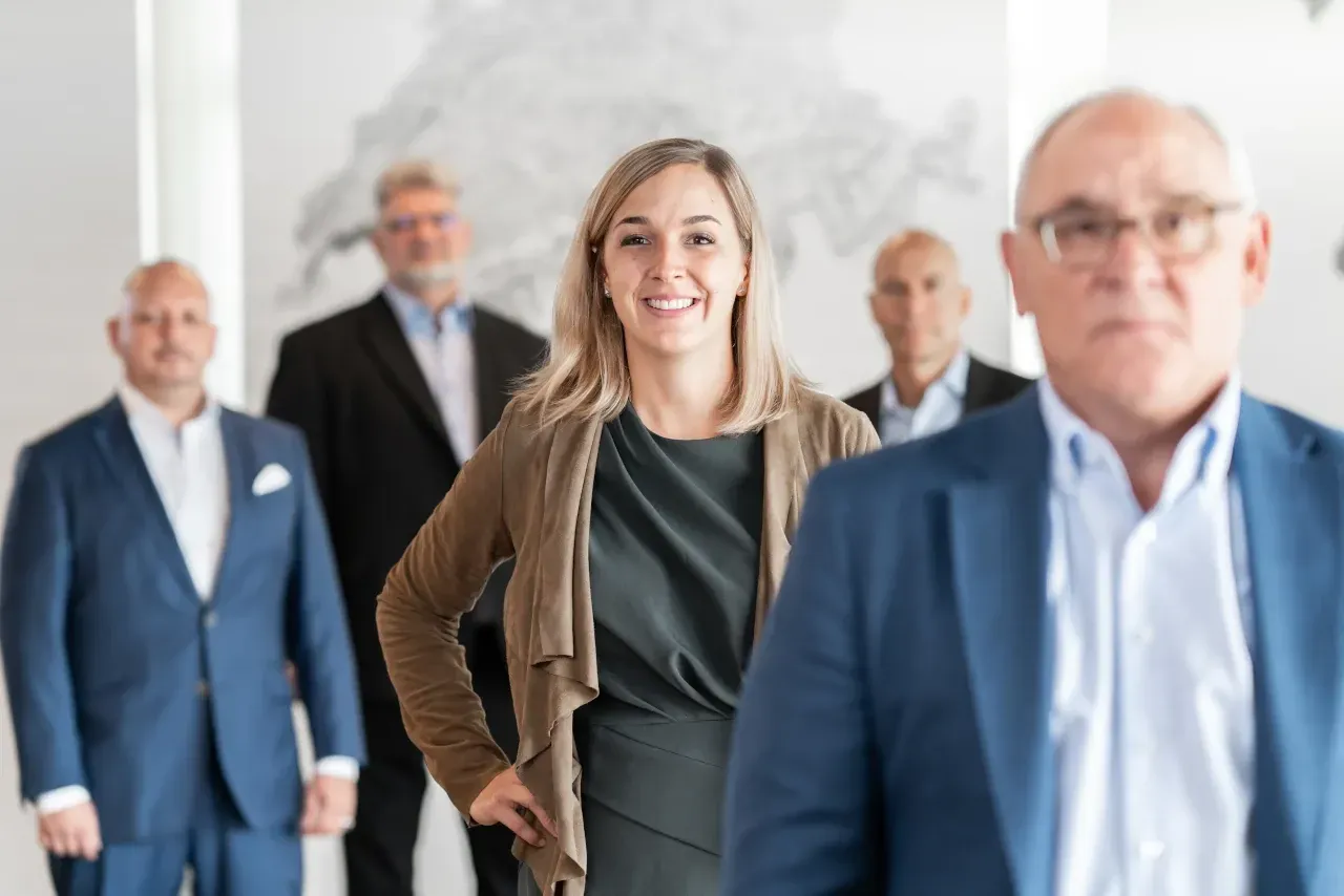 Gruppenfoto Kader fΓΌnf Personen mit Fokus auf mittige Frau, dezent geschminkt HD-ready
