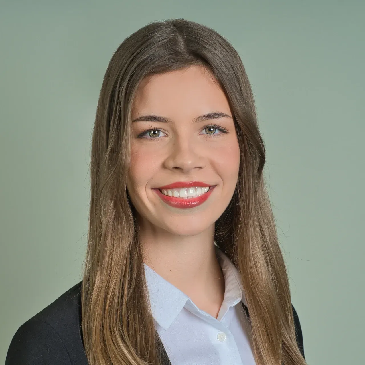 Mitarbeiterportrait junge Frau mit dezentem Make-Up und betonten Lippen