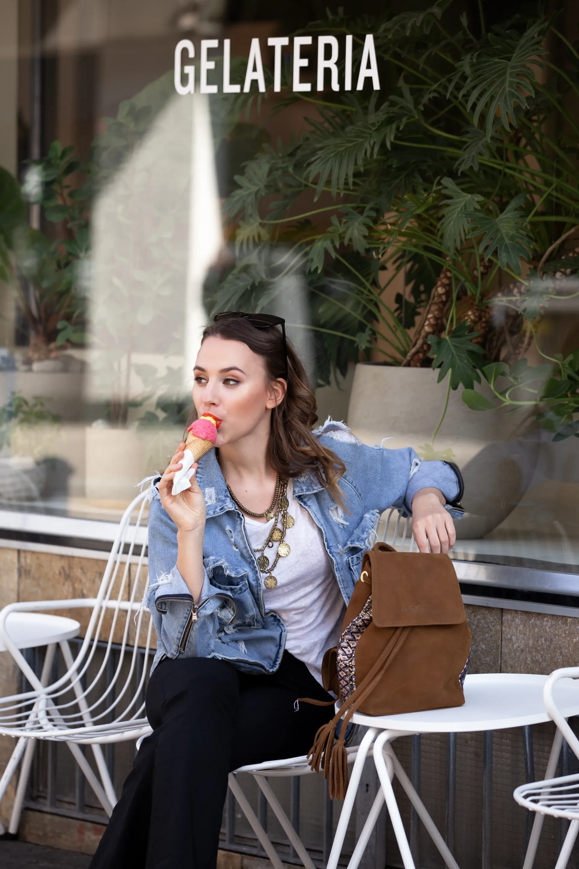 Influencerin posiert mit Eis fΓΌr Schweizer Accessoires Marke gestylt von Nadja Thoma Make-Up Artist