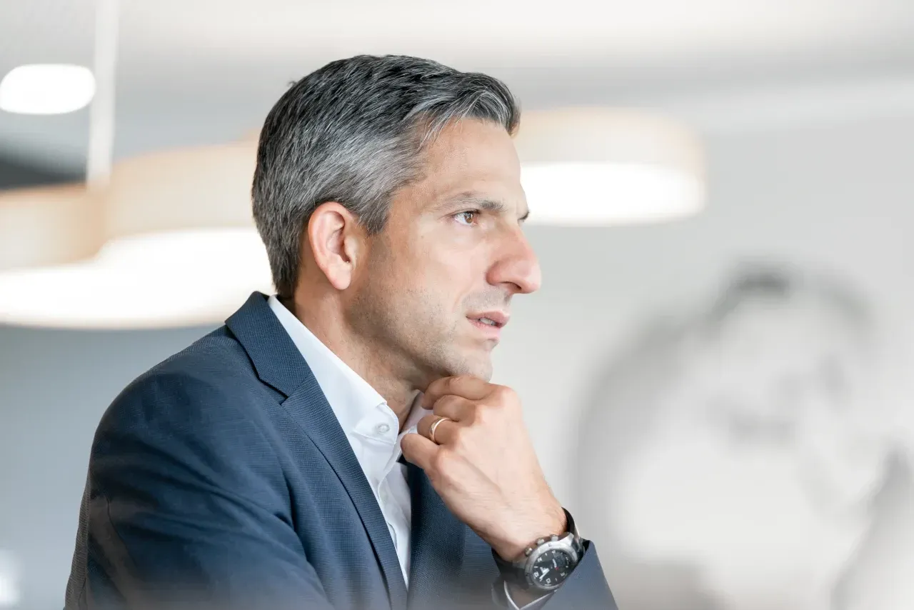 Herr aus dem Kader seitliche Ansicht mit Hand am Kinn und businessmakeup