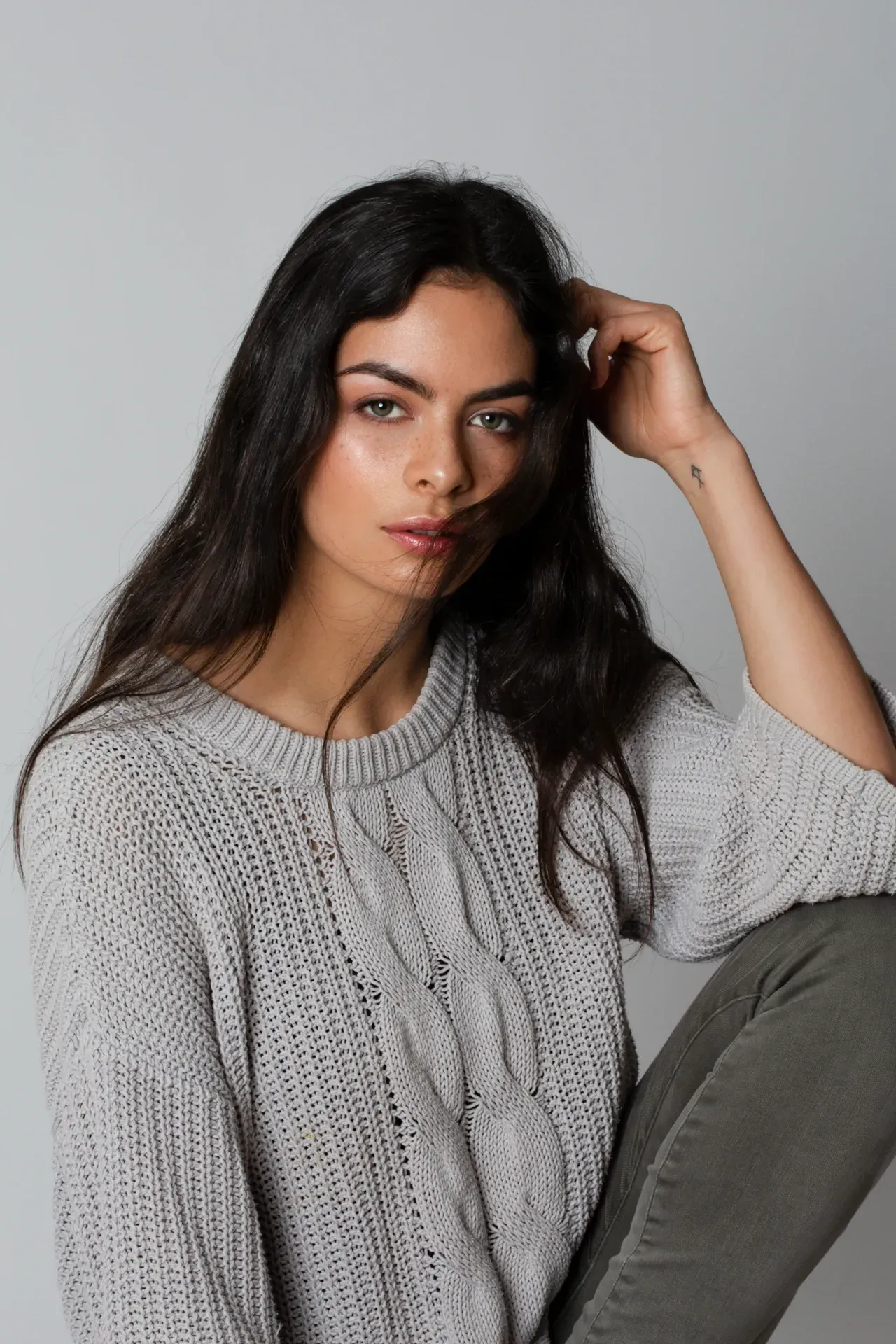 natuerliches makeup mit sommersprossen fΓΌr entspanntes portrait