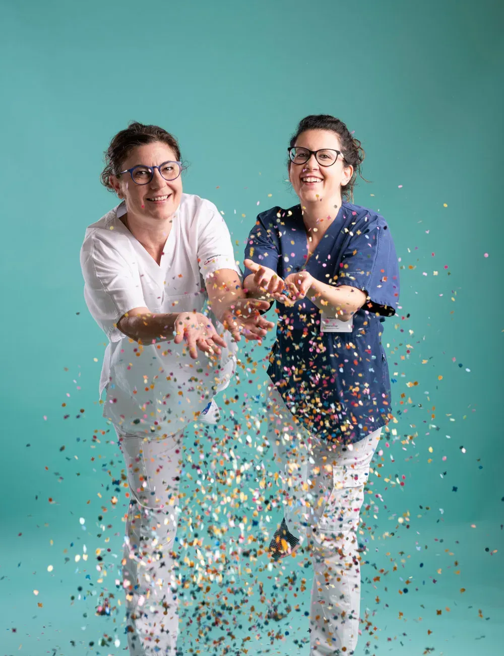 Pflegerinnen mit Brille lachen und werfen Konfetti, JubilΓ€um Fotoshooting mit Visagistin