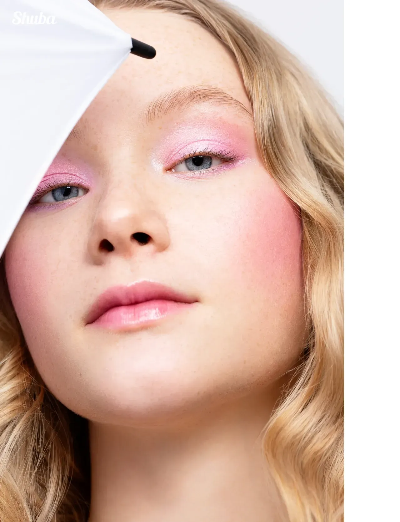 nahes Portrait mit zartem rosa Makeup und Lidschatten beauty