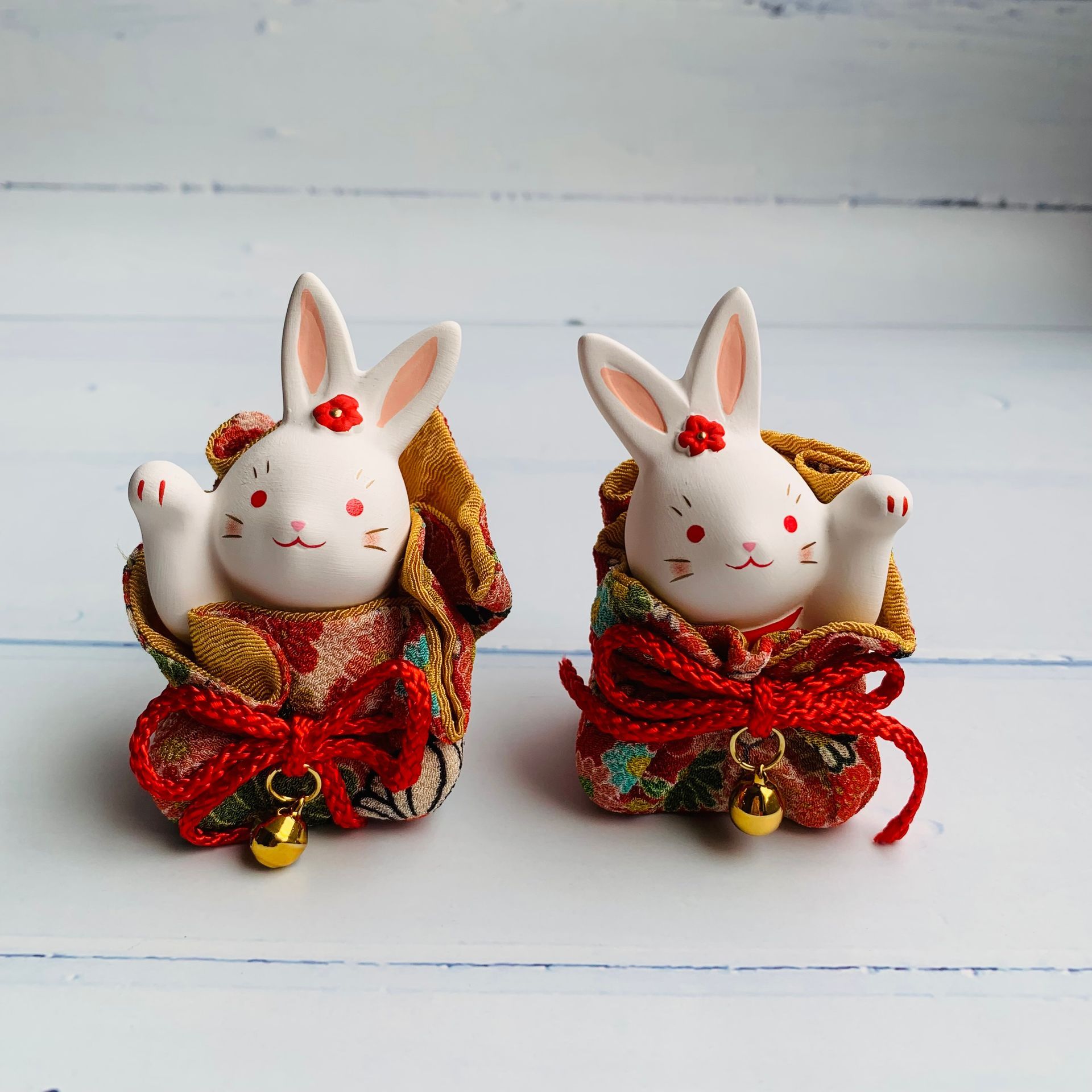 錦彩和服花兔-舉右手