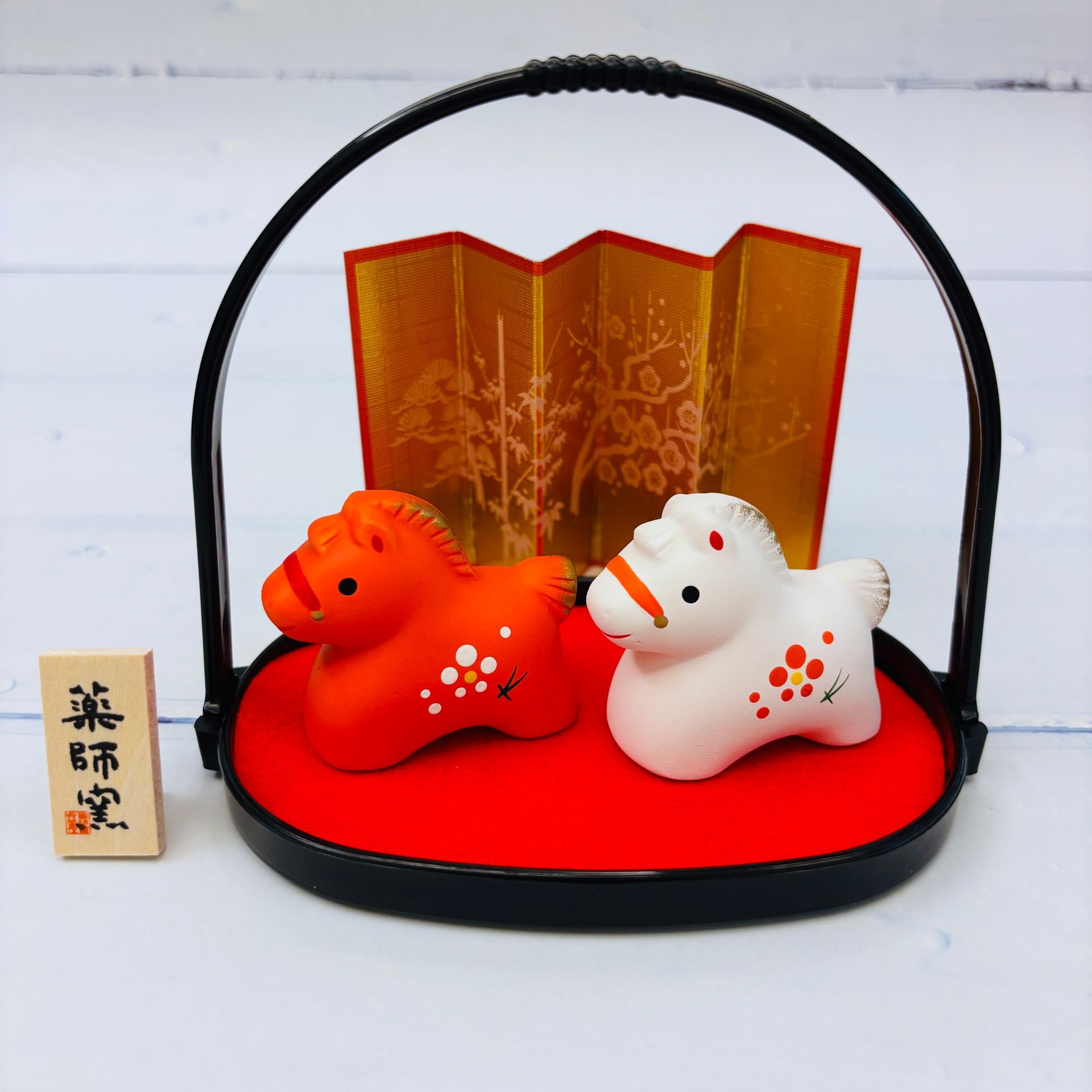 縁起の良い馬 - 赤と白（小）バスケット付き - 干支マスコット（午年）