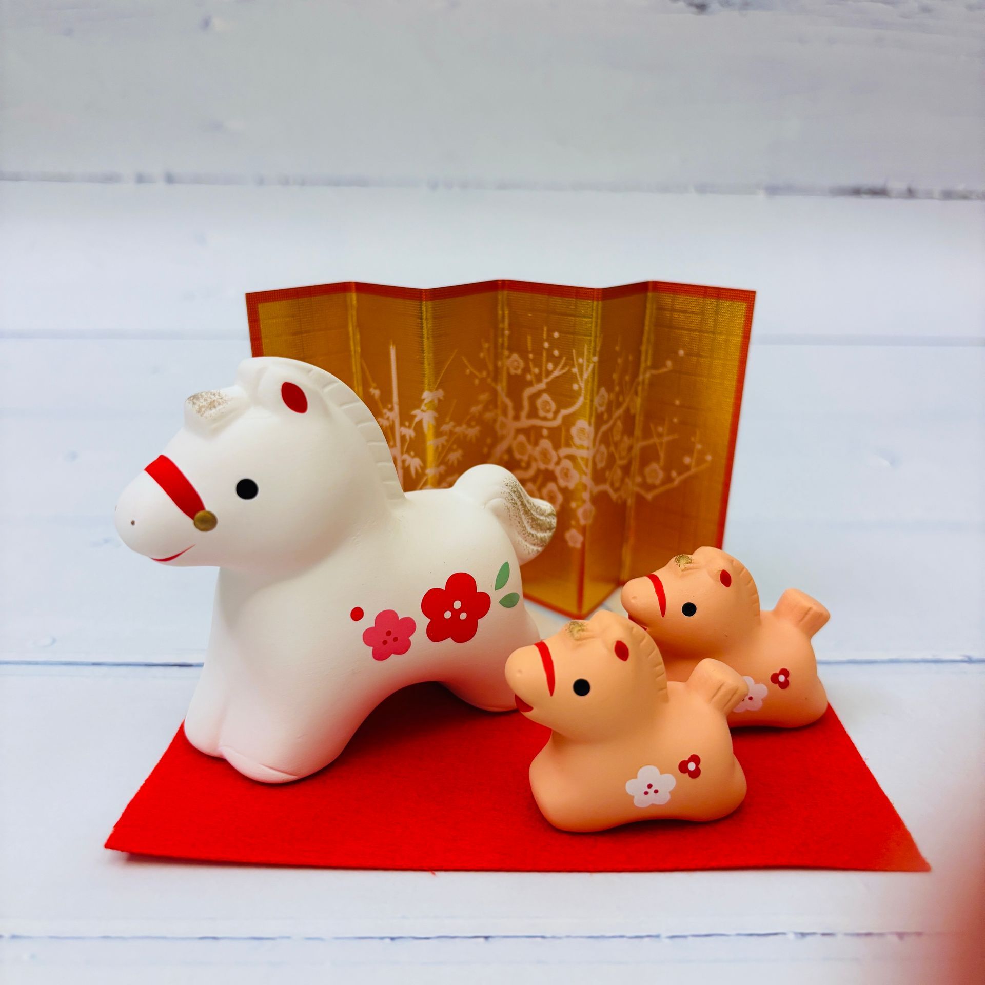 カラフルなデザインの縁起の良い馬 - 家族向け - 赤い梅の花 - 干支のマスコット（馬年）