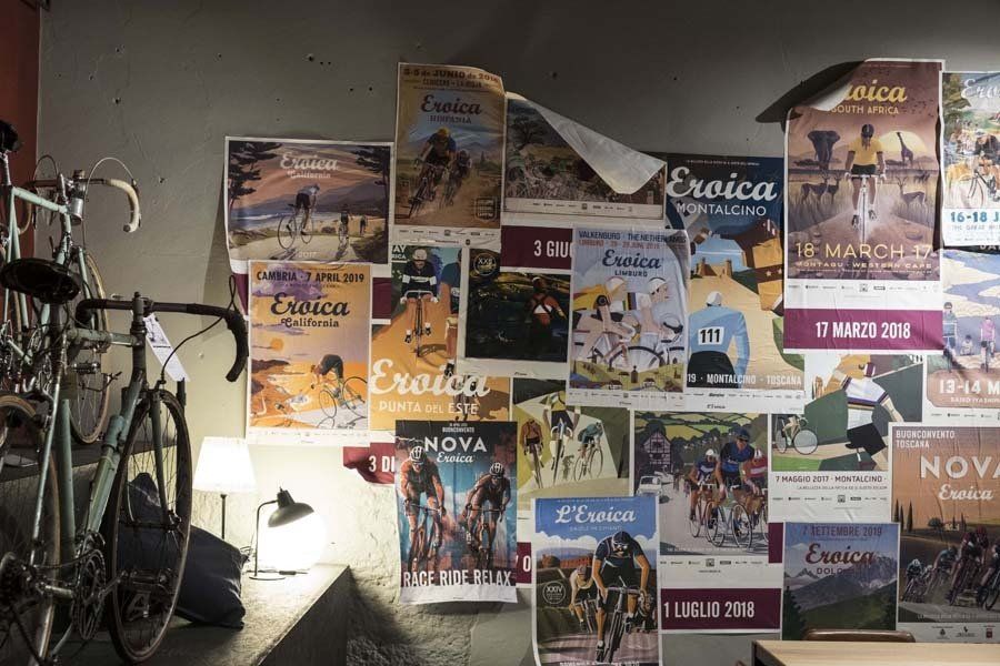 Stanza con quadri e biciclette