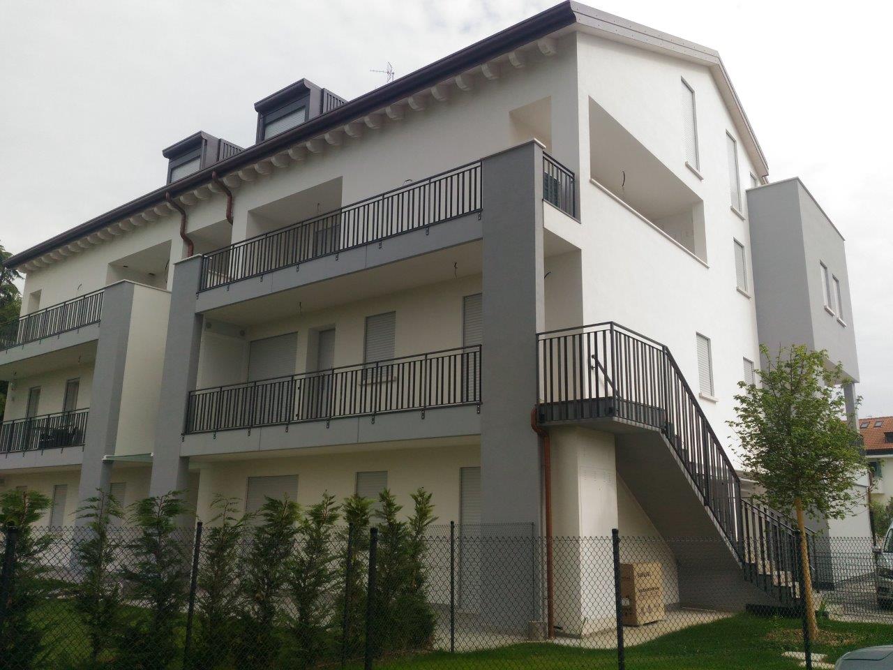 Edificio con ringhiere