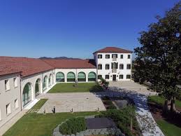 Edificio con giardino