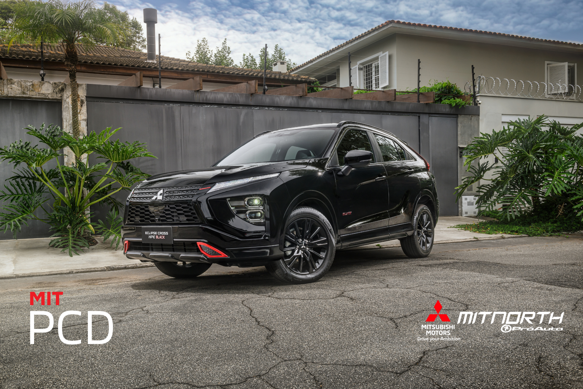 SUV Mitsubishi preta estacionada em calçada rachada. Logotipos 