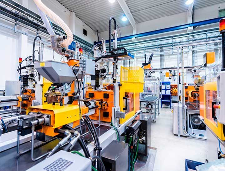 Una fábrica con muchas máquinas y maquinaria en su interior.