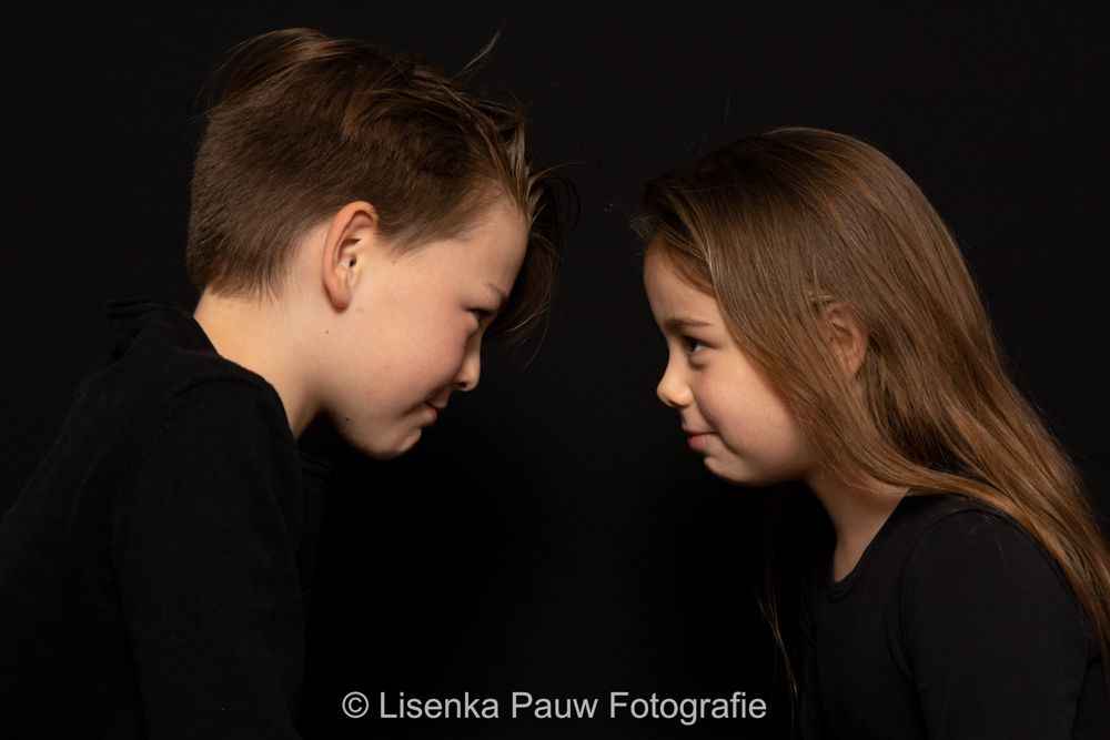 broer en zus, zwarte achtergrond, studio, Lisenka Pauw Fotografie