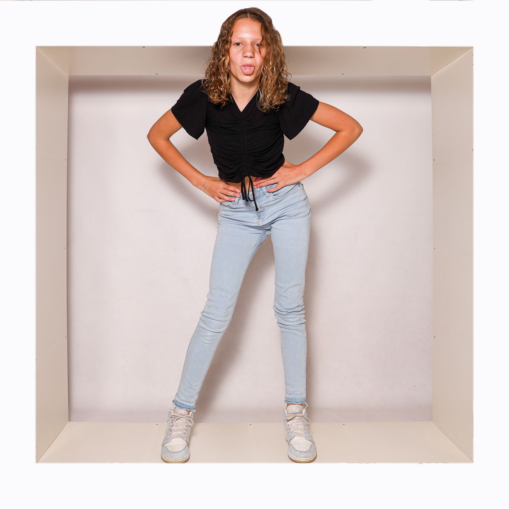 jongedame in the box