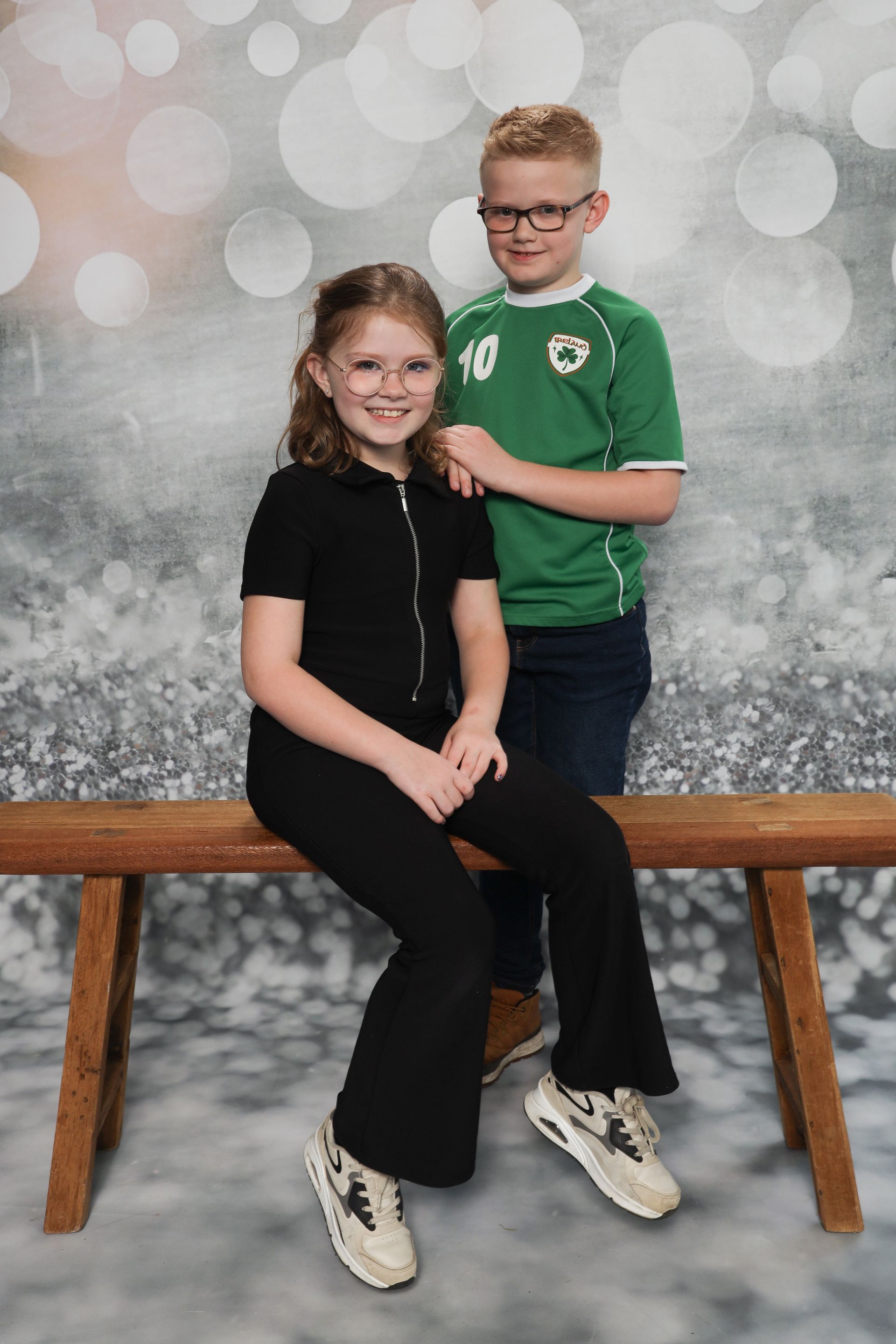 Schoolfoto, leuke schoolfoto, de leukste schoolfotograaf, broer/zus foto op school