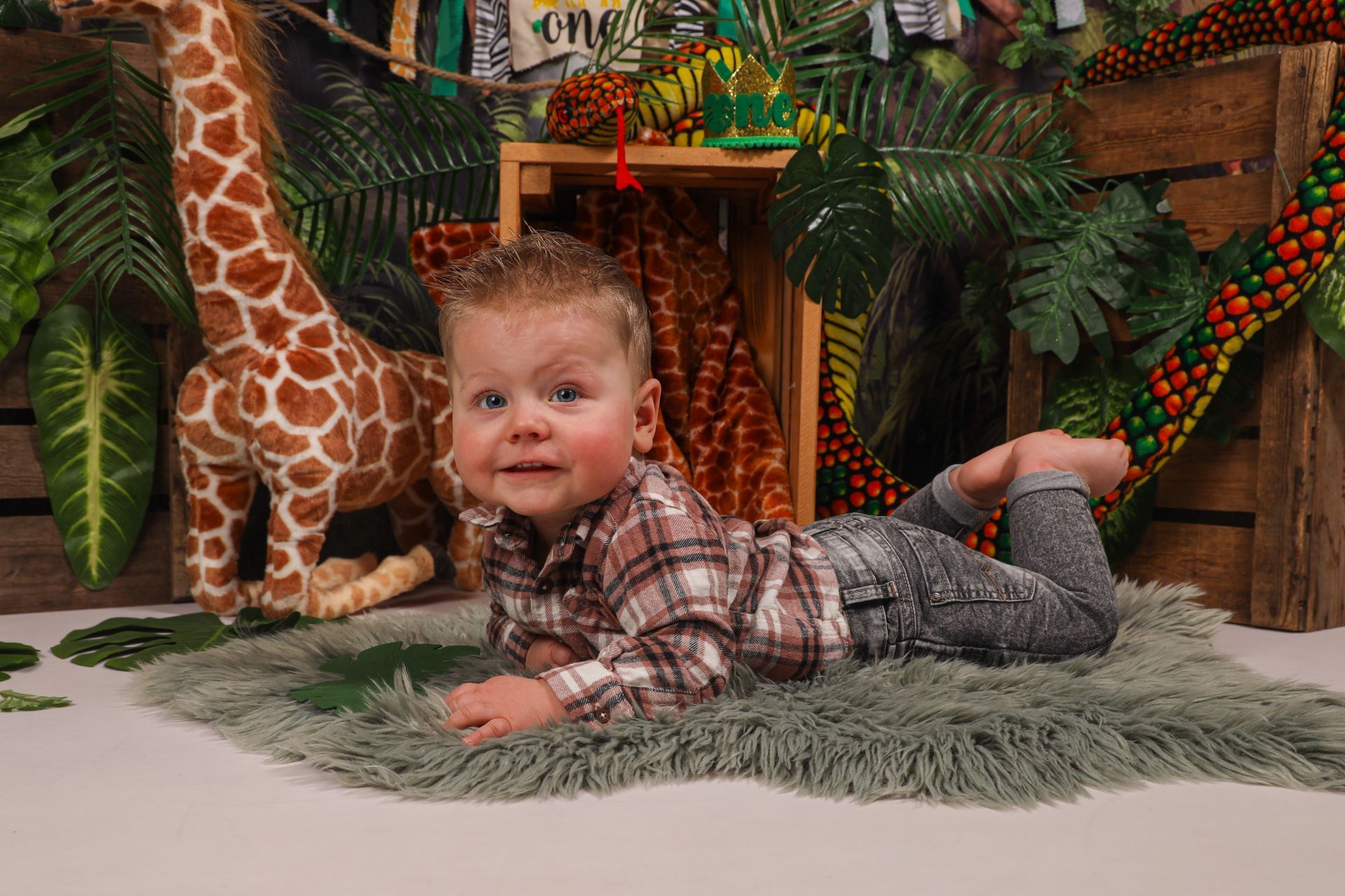 Cakesmash fotoshoot, 1 jaar foto, koekiemonster, spaghetti, nutella, bloemen, roze, blauw, peaky blinders, jungle